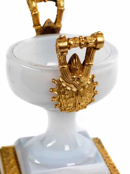 Detailabbildung: † Aufsatzschale in Milchglas und vergoldeter Bronze
