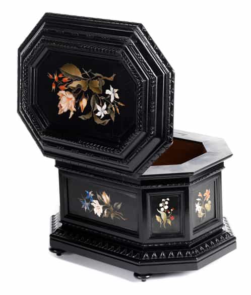 Detailabbildung: † Ebonisierte Holzschatulle mit eingelegten, floral dekorierten Pietra dura-Platten