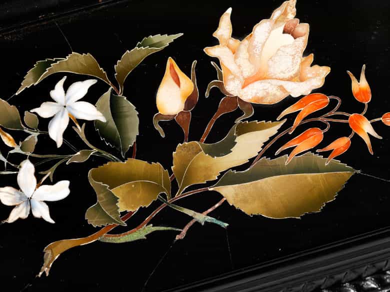 Detailabbildung: † Ebonisierte Holzschatulle mit eingelegten, floral dekorierten Pietra dura-Platten