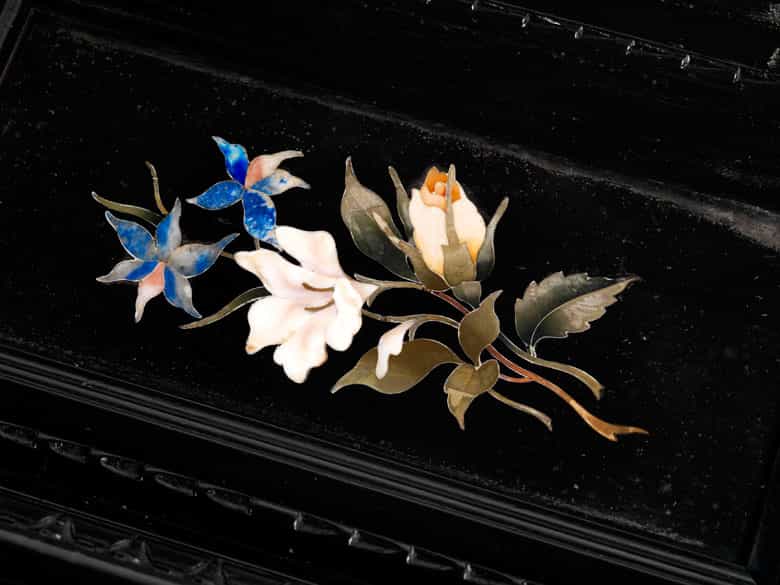 Detailabbildung: † Ebonisierte Holzschatulle mit eingelegten, floral dekorierten Pietra dura-Platten