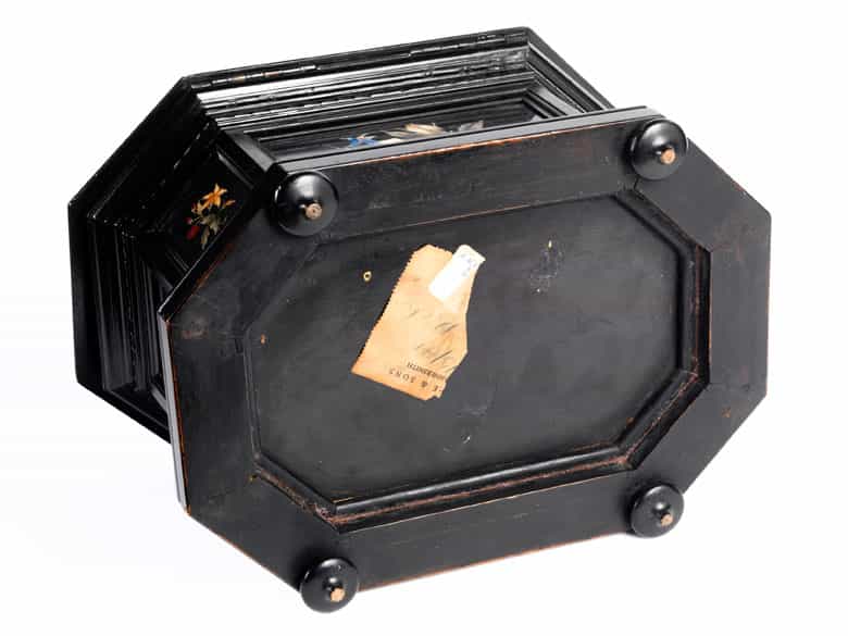 Detailabbildung: † Ebonisierte Holzschatulle mit eingelegten, floral dekorierten Pietra dura-Platten