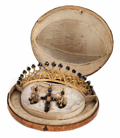 Detailabbildung: Seltenes Empire-Krondiadem in Gold mit Granatbesatz, zugehörigen Ohrringen undeinem Hängekreuz