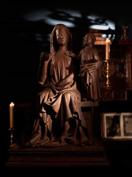 Detailabbildung: Museale, bedeutende Schnitzfigur der Thronenden Madonna mit Kind um 1310