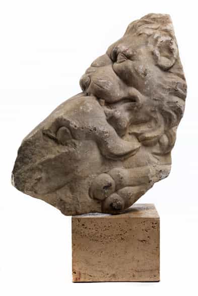 Detailabbildung: Großes Steinfigurenfragment mit Darstellung eines Löwenkopfes, der ein gehörntes Tier reißt