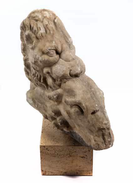 Detailabbildung: Großes Steinfigurenfragment mit Darstellung eines Löwenkopfes, der ein gehörntes Tier reißt