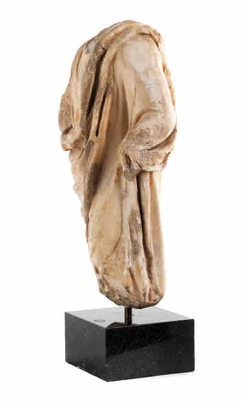 Detailabbildung: Figurentorso in feinkristallinem Marmor