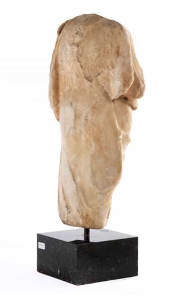 Detailabbildung: Figurentorso in feinkristallinem Marmor