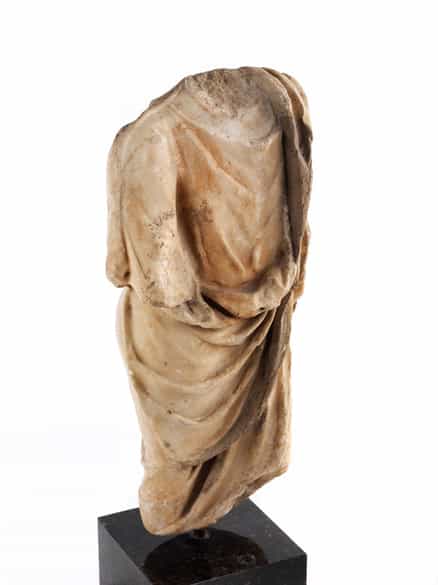 Detailabbildung: Figurentorso in feinkristallinem Marmor