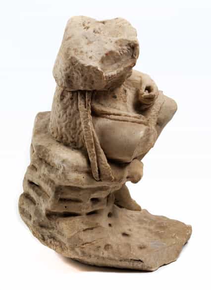 Detailabbildung: Marmortorso einer männlichen Figur mit Korb