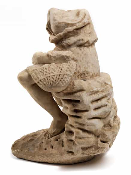 Detailabbildung: Marmortorso einer männlichen Figur mit Korb