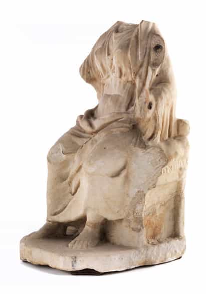 Detailabbildung: Marmorfigur einer thronenden weiblichen Gottheit