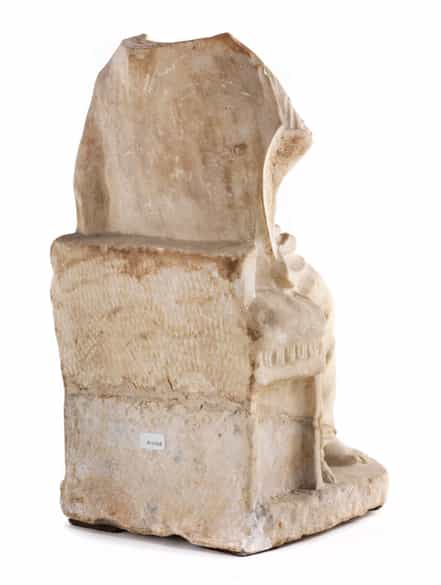 Detailabbildung: Marmorfigur einer thronenden weiblichen Gottheit