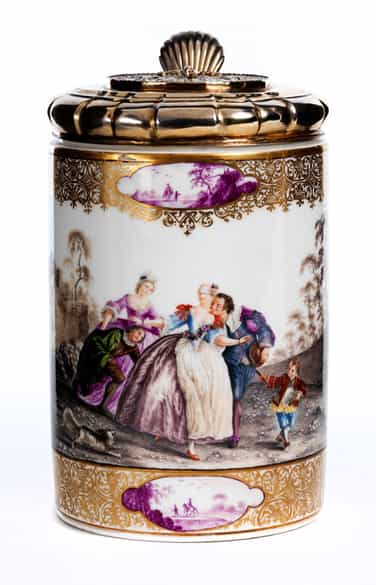 Detailabbildung: Musealer, reich dekorierter und bemalter Meissener Porzellan-Walzenkrug mit Silberdeckel