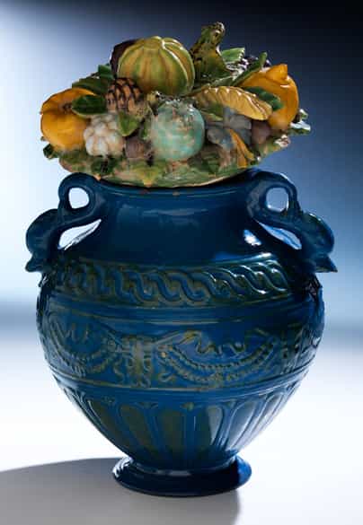 Detailabbildung: Bedeutende museale Keramikvase mit Fruchtgebinde aus der Werkstatt von Giovanni della Robbia