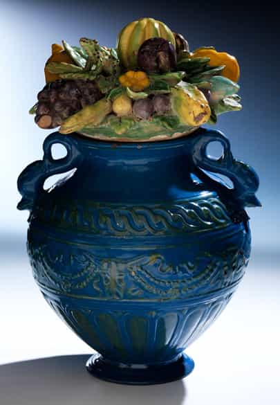 Detailabbildung: Bedeutende museale Keramikvase mit Fruchtgebinde aus der Werkstatt von Giovanni della Robbia