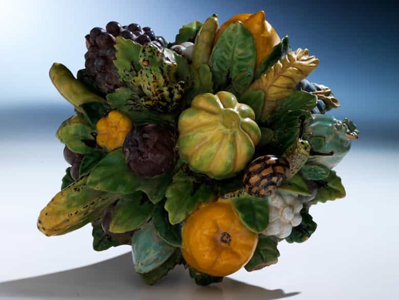 Detailabbildung: Bedeutende museale Keramikvase mit Fruchtgebinde aus der Werkstatt von Giovanni della Robbia