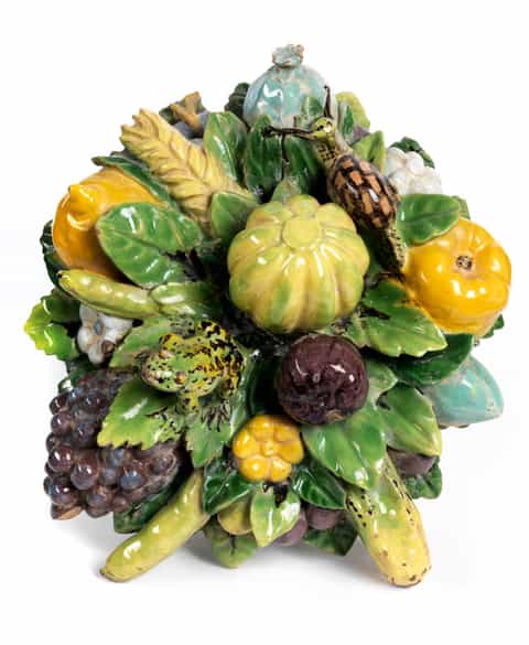 Detailabbildung: Bedeutende museale Keramikvase mit Fruchtgebinde aus der Werkstatt von Giovanni della Robbia