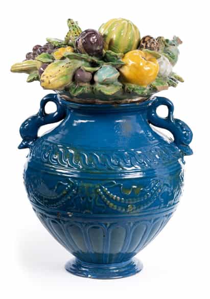 Detailabbildung: Bedeutende museale Keramikvase mit Fruchtgebinde aus der Werkstatt von Giovanni della Robbia