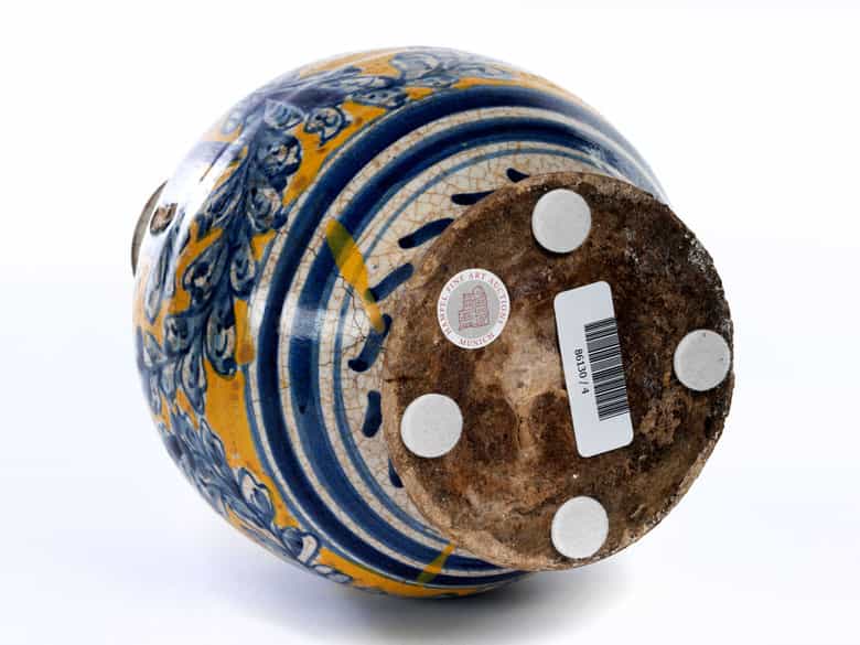 Detailabbildung:  Majolika-Flasche