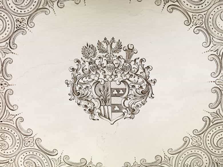 Detailabbildung:  Tablett mit graviertem Wappen