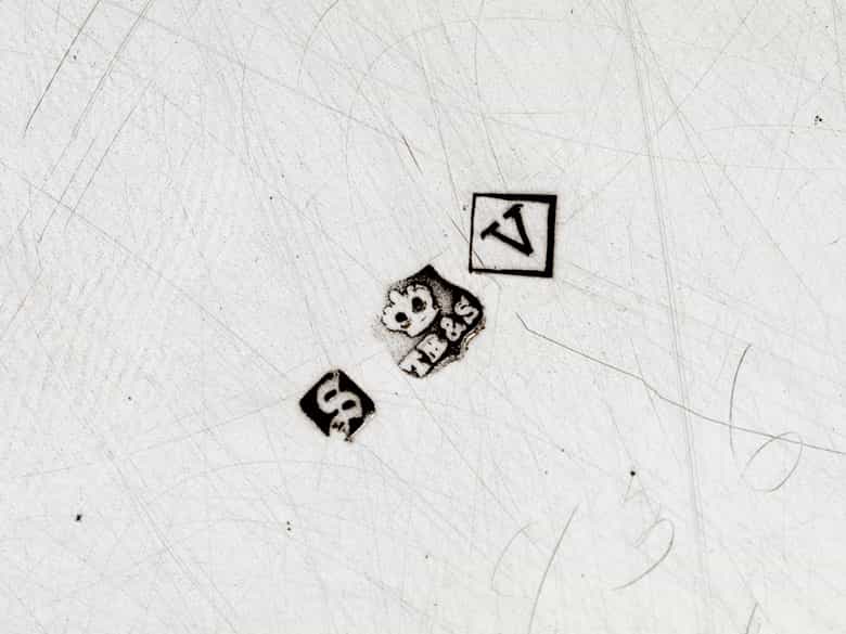 Detailabbildung:  Tablett mit graviertem Wappen