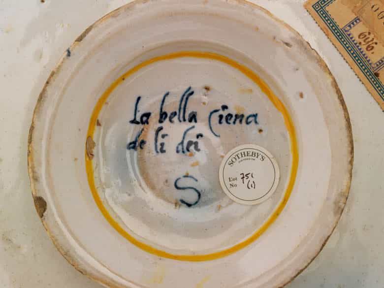 Detailabbildung: Majolika-Istoriato-Tazza der Manufaktur Pesaro