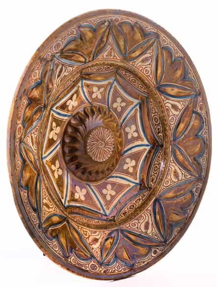 Detailabbildung:  Fayence-Buckelplatte