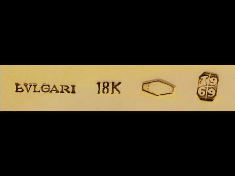 Detailabbildung: Eine große und eine kleine Weinflasche aus Gold von Bulgari