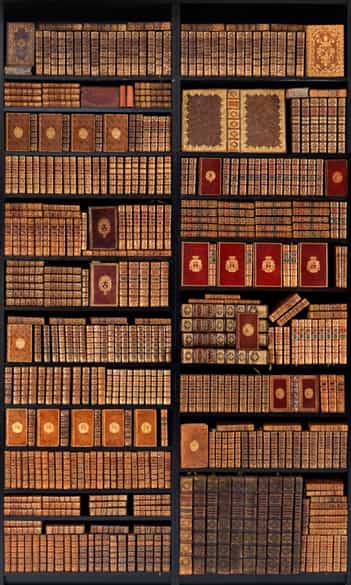 Detailabbildung: † Eine große Bibliothek mit 1054 Büchern des 18. Jahrhunderts aus der Zeit von König Louis XIV, Louis XV und Louis XVI