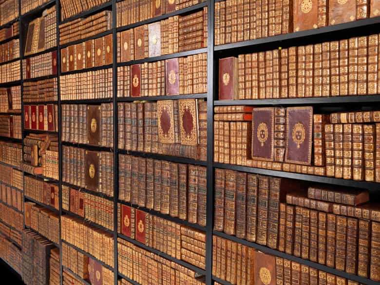 Detailabbildung: † Eine große Bibliothek mit 1054 Büchern des 18. Jahrhunderts aus der Zeit von König Louis XIV, Louis XV und Louis XVI