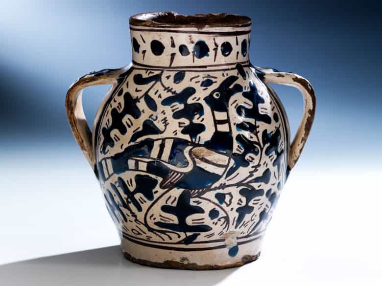 Detailabbildung: Majolika-Doppelhenkel-Vase aus der Werkstatt des Giunta di Tugio, Florenz, um 1480