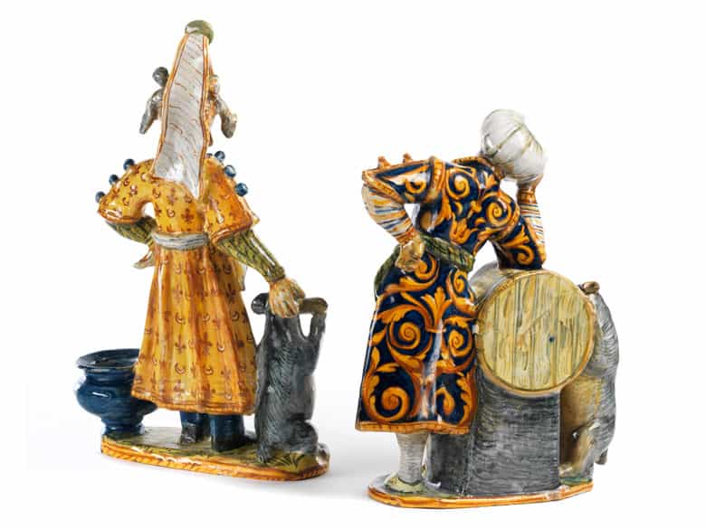 Detailabbildung:  Paar museale Majolika-Figuren aus Urbino, 16. Jahrhundert 