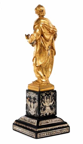 Detailabbildung:  Vergoldete Bronzefigur einer reich gewandeten Frauengestalt