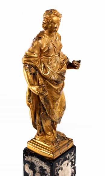 Detailabbildung:  Vergoldete Bronzefigur einer reich gewandeten Frauengestalt