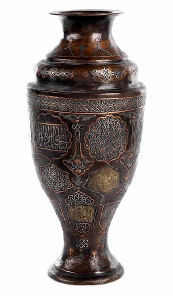 Detailabbildung: † Orientalische Kupfervase mit islamischer Ornamentik und Koranspruch-Kalligrafie