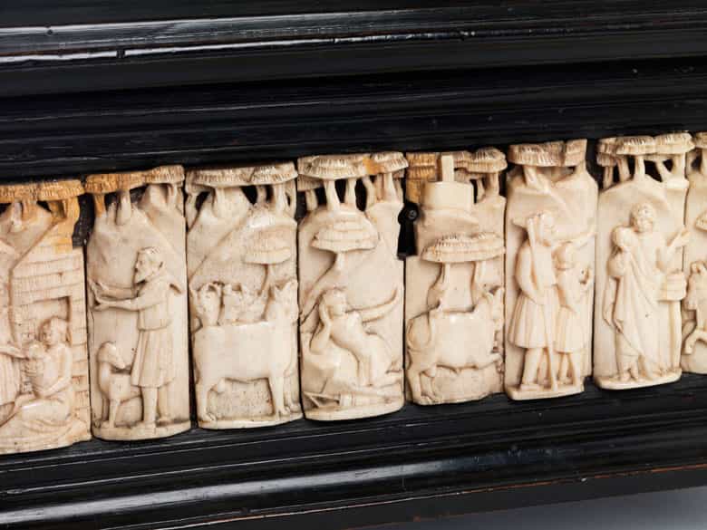 Detailabbildung:  Ebonisierte Holzkassette mit Beinschnitzereien in der norditalienischen Embriachi-Schnitztradition