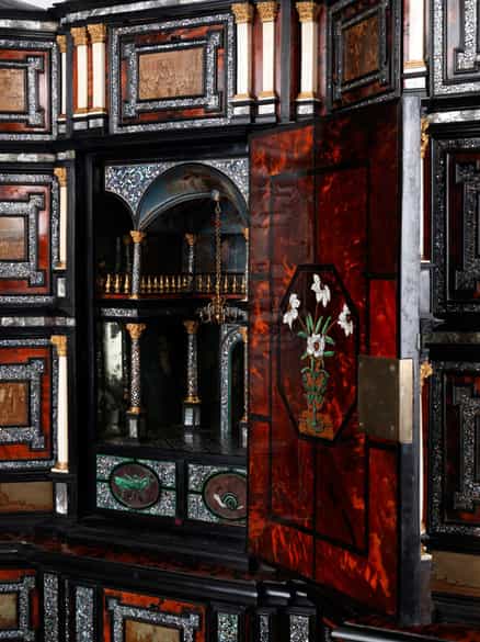 Detailabbildung:  Musealer und ebenso bedeutender flämischer Kabinettschrank, Leonard van der Vinne, zug.