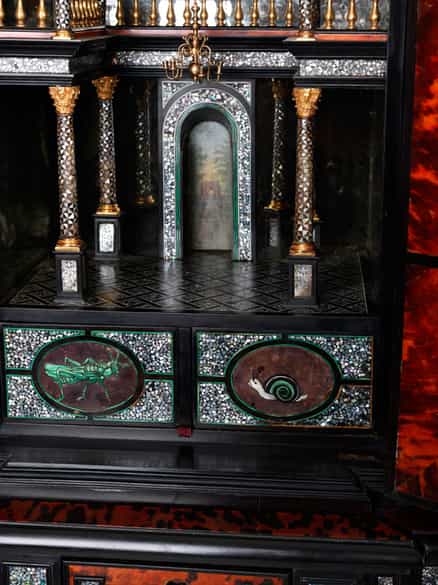 Detailabbildung:  Musealer und ebenso bedeutender flämischer Kabinettschrank, Leonard van der Vinne, zug.