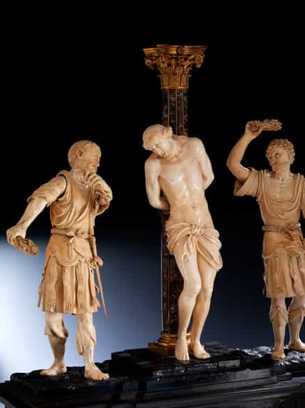 Detailabbildung:  Große Elfenbeinschnitzgruppe einer Geißelung Christi 