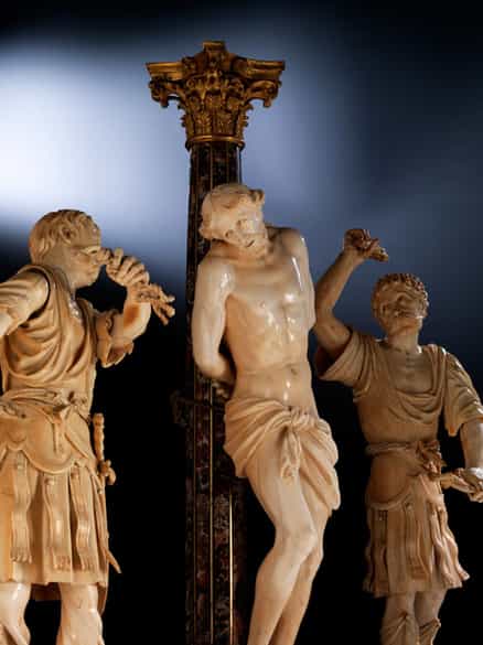 Detailabbildung:  Große Elfenbeinschnitzgruppe einer Geißelung Christi 