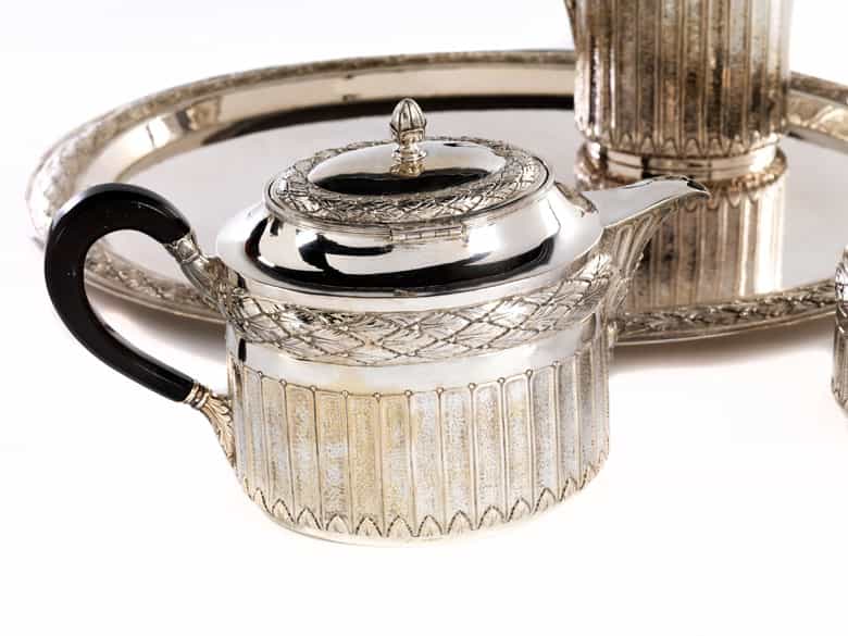 Detailabbildung:  Fünfteiliges Kaffee- und Teeservice in Silber