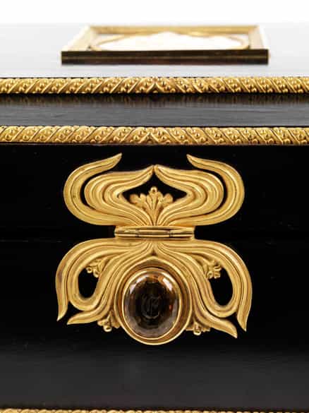 Detailabbildung: Elegante und fein gerarbeitete Schreibschatulle aus königlicher Provenienz