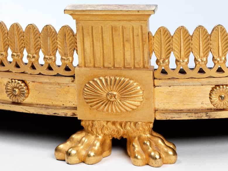 Detailabbildung:  Feiner, klassizistischer Surtout de table in der Art des Pierre-Philippe Thomire (1751 - 1843) 