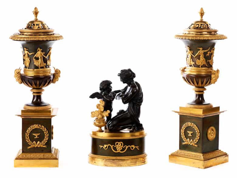 Detailabbildung: Klassizistische Bronzegruppe mit Paar Deckelvasen