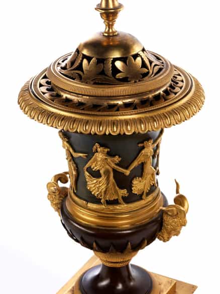 Detailabbildung: Klassizistische Bronzegruppe mit Paar Deckelvasen