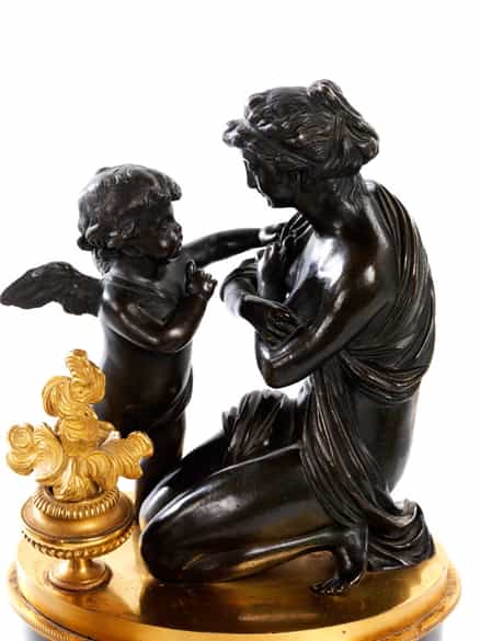 Detailabbildung: Klassizistische Bronzegruppe mit Paar Deckelvasen