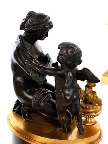 Detailabbildung: Klassizistische Bronzegruppe mit Paar Deckelvasen
