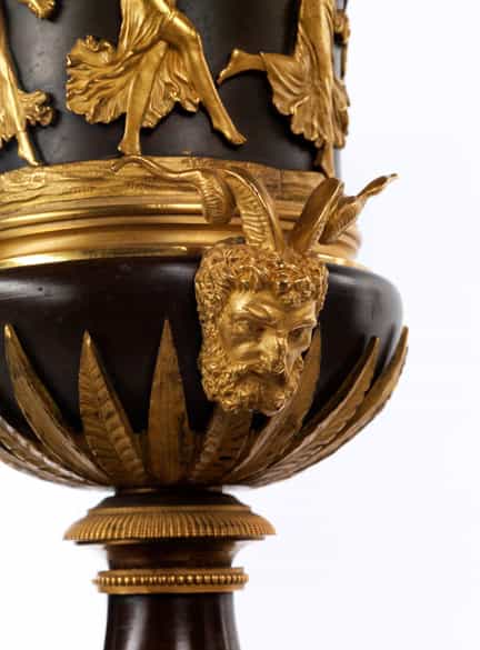 Detailabbildung: Klassizistische Bronzegruppe mit Paar Deckelvasen