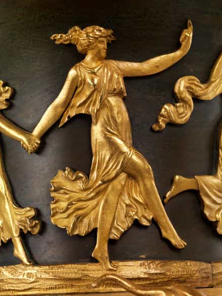Detailabbildung: Klassizistische Bronzegruppe mit Paar Deckelvasen