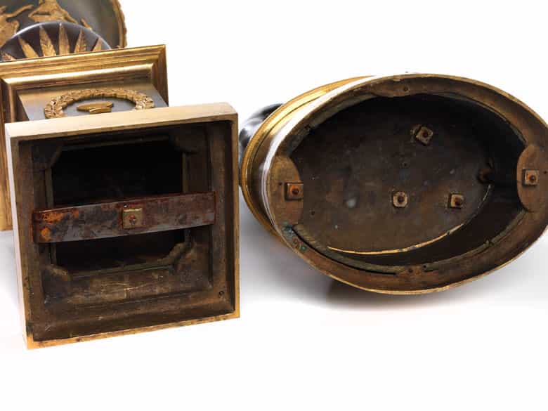 Detailabbildung: Klassizistische Bronzegruppe mit Paar Deckelvasen